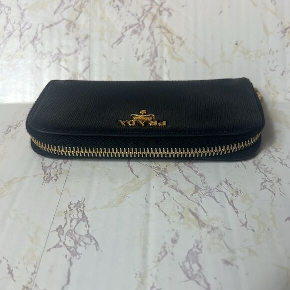 PRADA BLACK SAFFIANO ZIP AROUND KEY HOLDER - Picture 3 of 9
